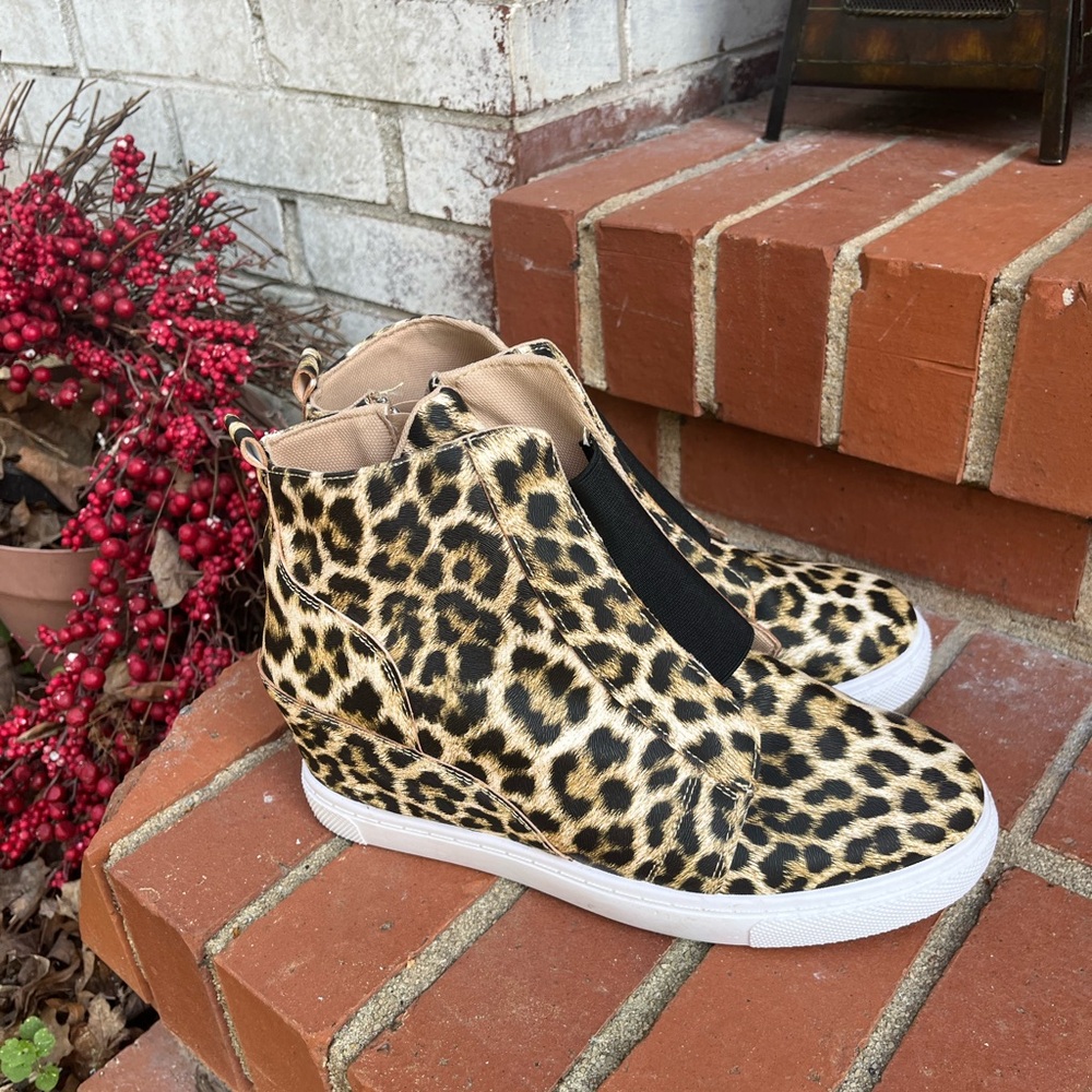 Outwoods Animal print Bootie Sneaker built in wedge Size 9.  Casual.  Box#8